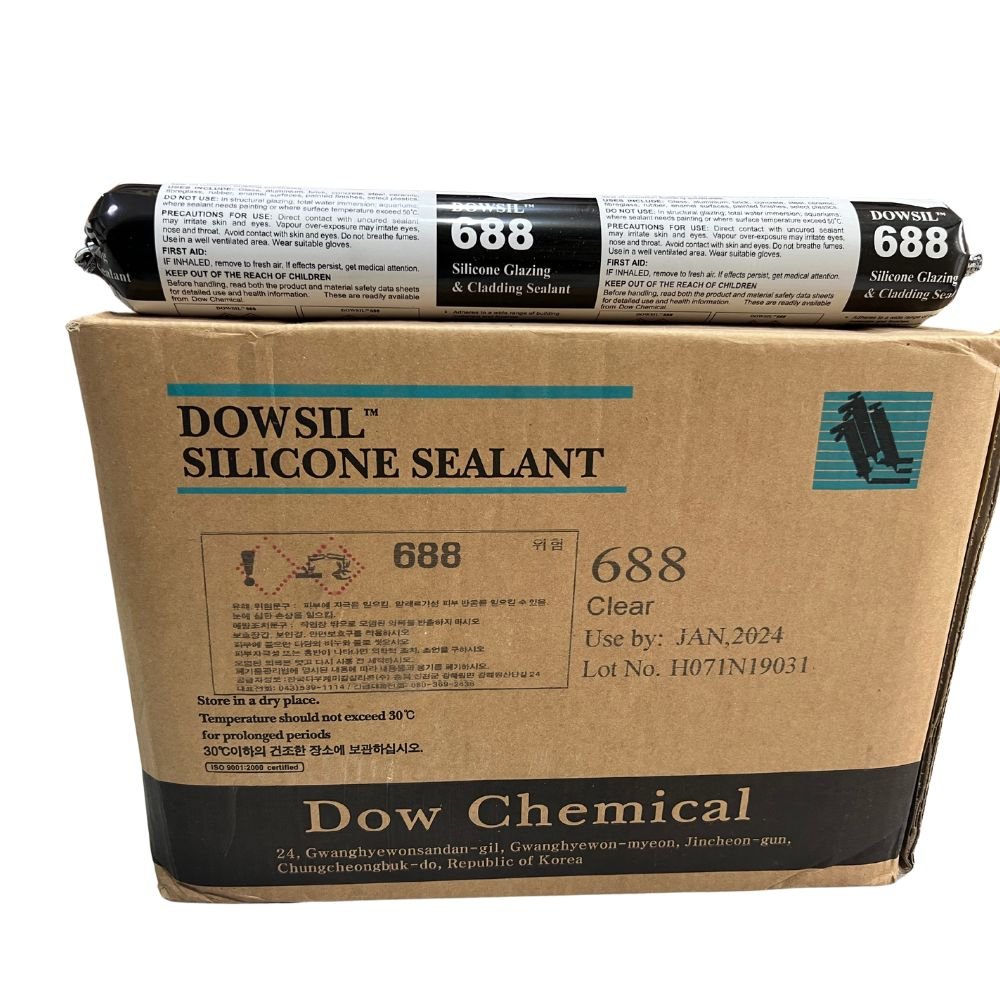 Application of Silicone Dow-Corning sealant to a window frame, ensuring a weather-resistant and durable bond.